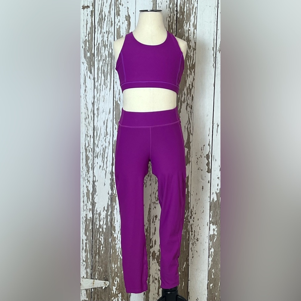 Activewear set by Freely.